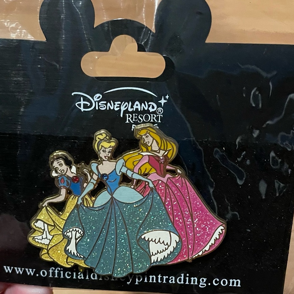 2 Disney pins